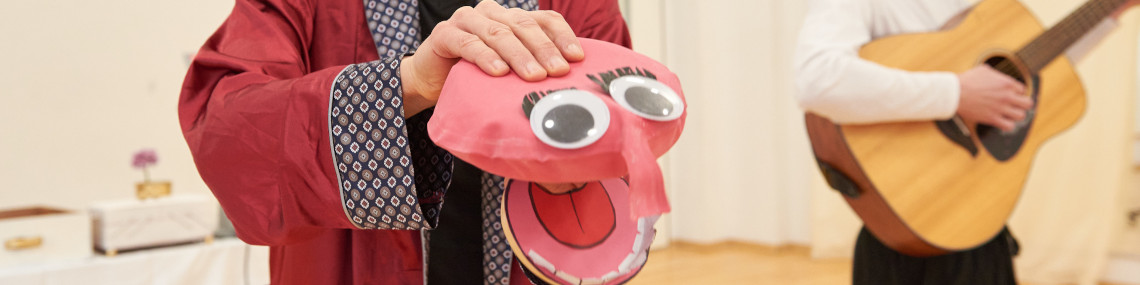 Furzkissen mit Augen und Gitarre